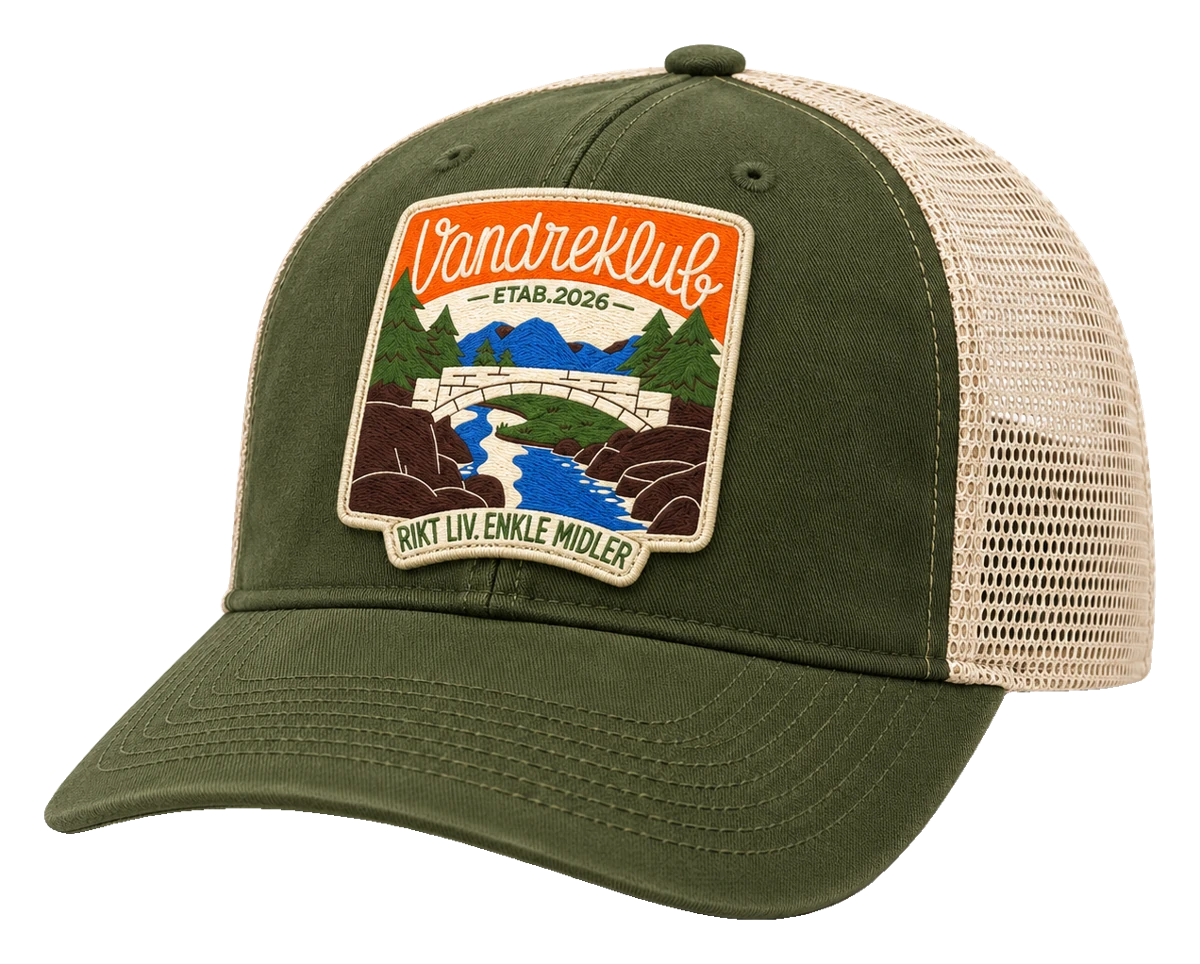 Olivengrønn trucker-caps med beige netting og brodert merke med steinbro over elva