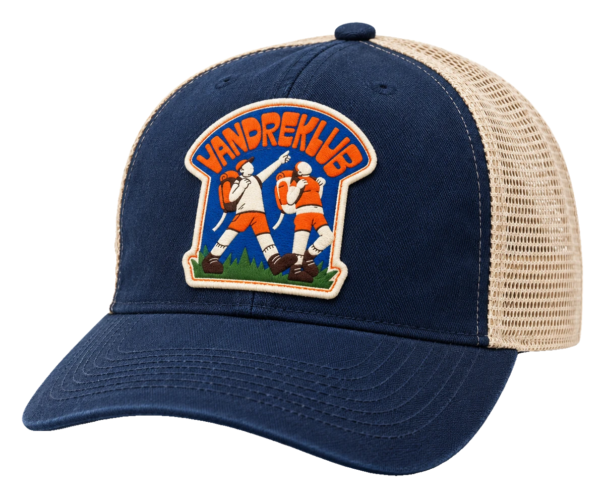 Marineblå trucker-caps med beige netting og brodert merke med to vandrere